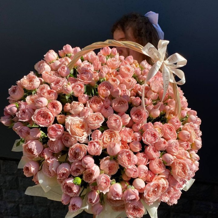 Корзина из пионовидных роз в Нижнем Новгороде
