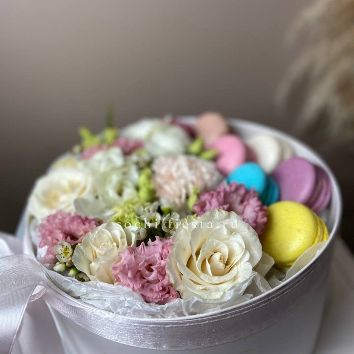 Цветы в цилиндре с макаронс "Прованс" в Нижнем Новгороде