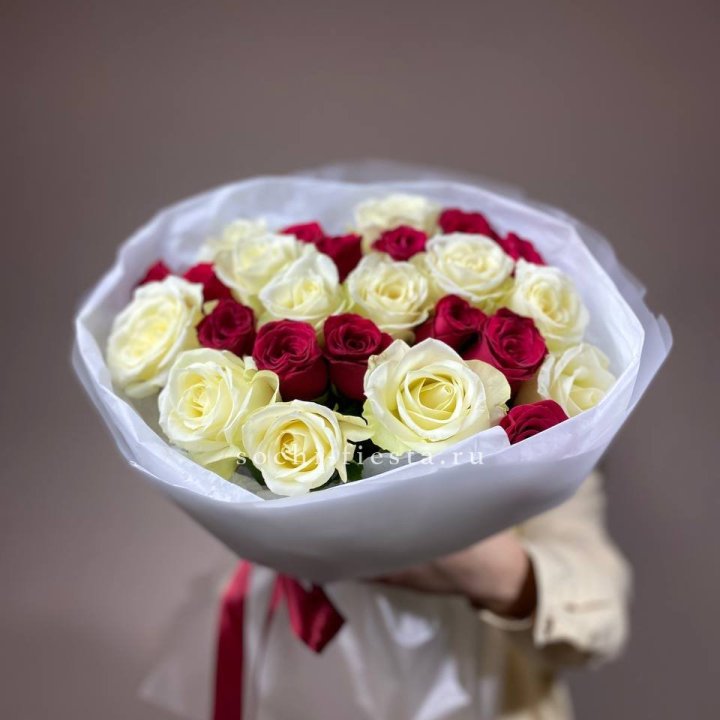 Букет их красных и белых 25 роз в Нижнем Новгороде