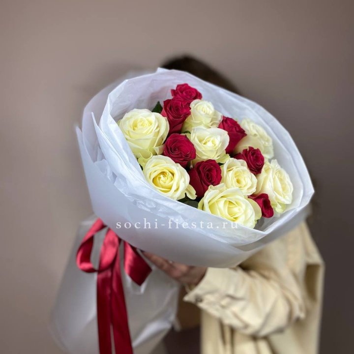 Букет из красных белых 15 роз в Нижнем Новгороде
