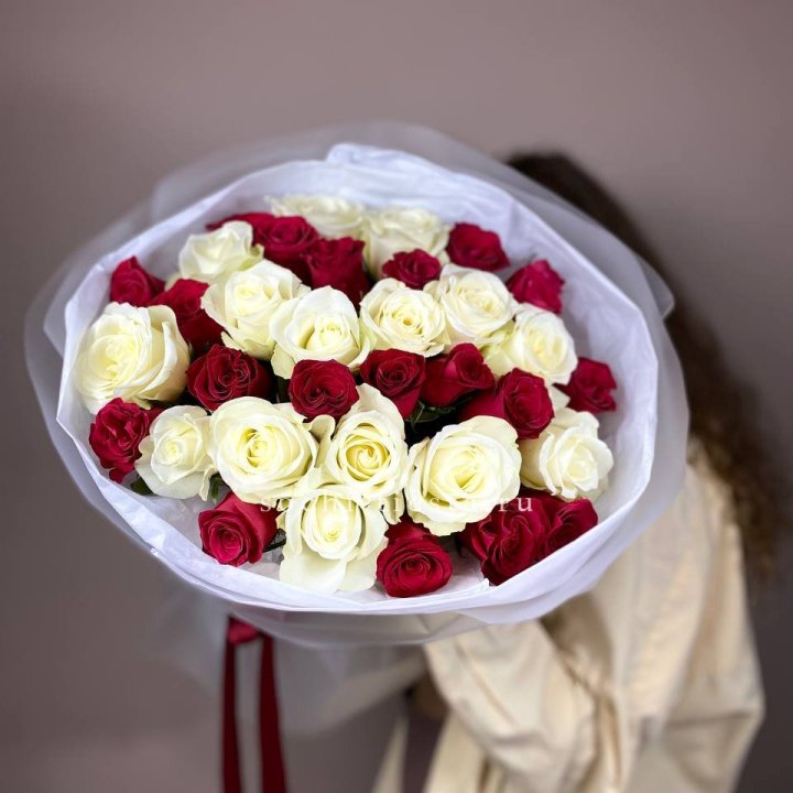 Букет из красных белых 35 роз в Нижнем Новгороде
