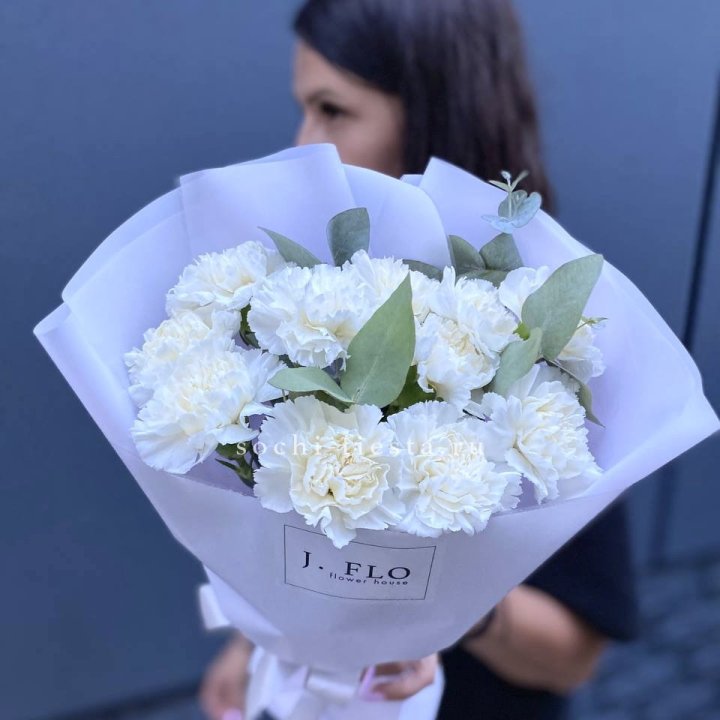 Букет белых диантусов с эвкалиптом в Нижнем Новгороде