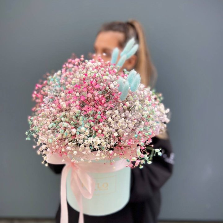 9 Радужных гипсофилы в шляпной коробке в Нижнем Новгороде