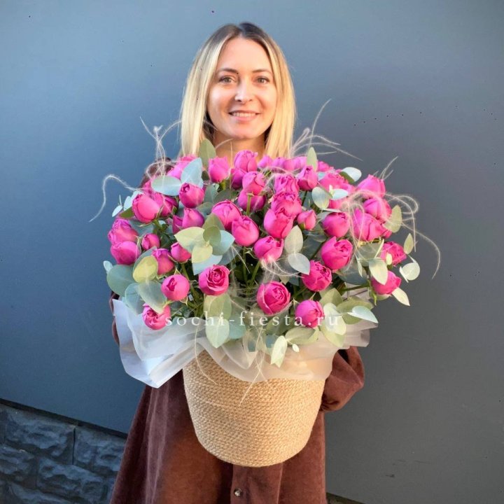 Пионовидные розы  в джутовом кашпо  в Нижнем Новгороде