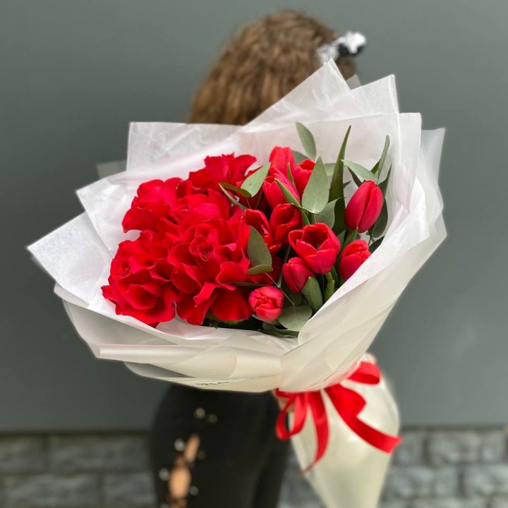 Дуо тюльпаны и розы в Нижнем Новгороде