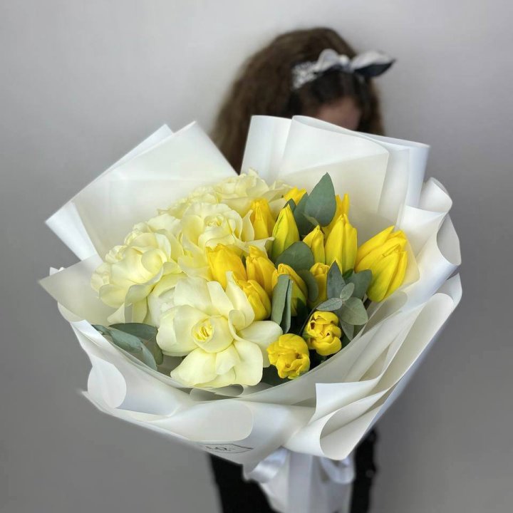 Дуо жёлтые тюльпаны и розы в Нижнем Новгороде