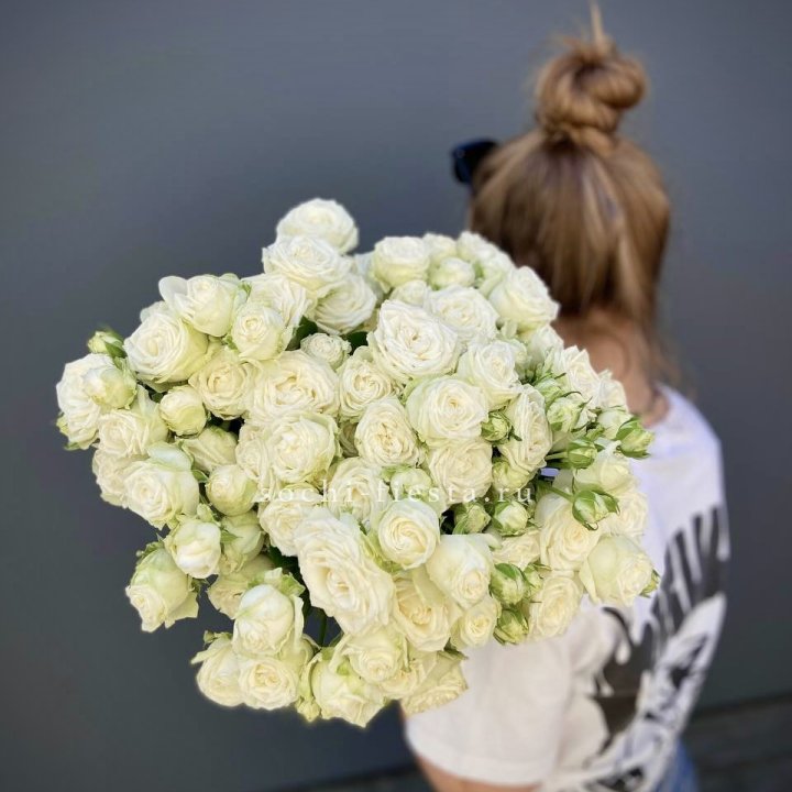 Охапка кустовых роз бомбастик  в Нижнем Новгороде