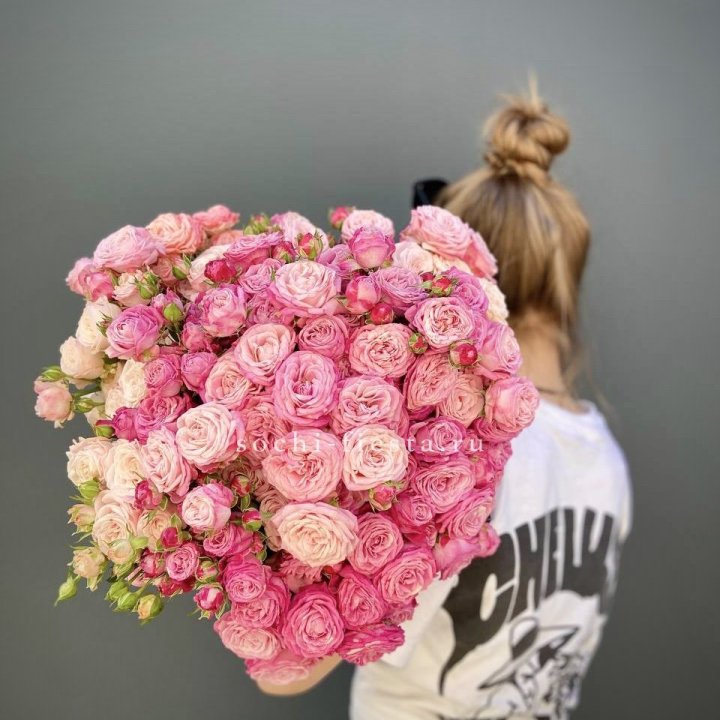 Охапка кустовых роз бомбастик пинк в Нижнем Новгороде