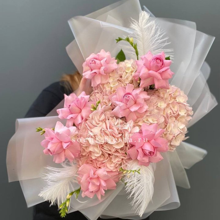  Букет  из гортензий и розовых роз в Нижнем Новгороде