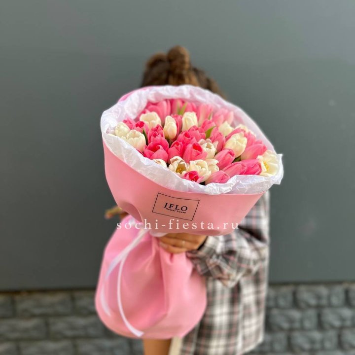 51 бело-розовый тюльпан в Нижнем Новгороде