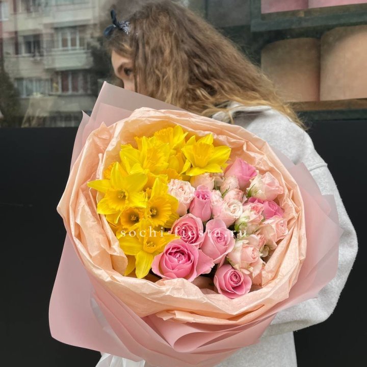 Букет роз и нарциссов в Нижнем Новгороде
