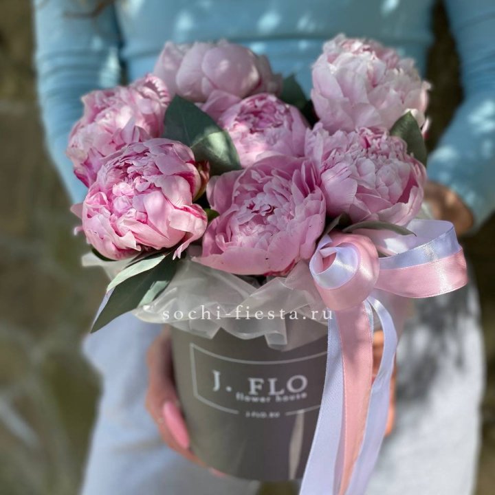 Цилиндр пионов с эвкалиптом в Нижнем Новгороде