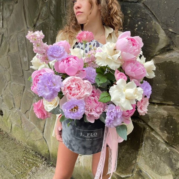 Дизайнерский цилиндр с пионами в Нижнем Новгороде