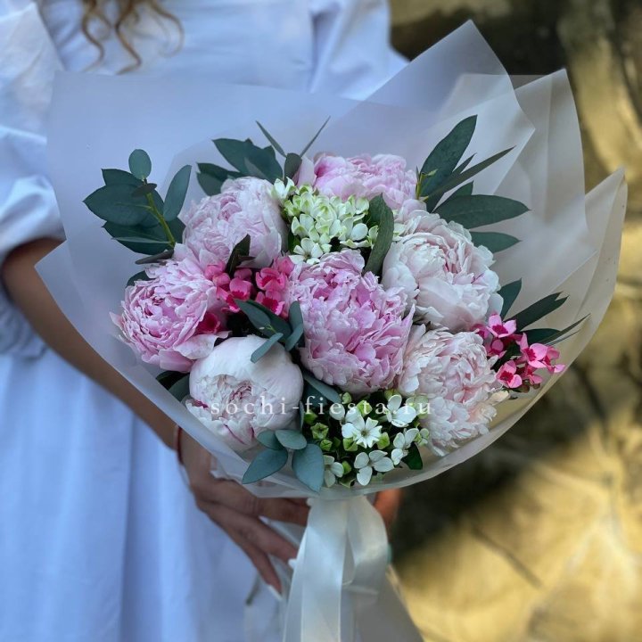7 зефирных пионов с эвкалиптом в Нижнем Новгороде