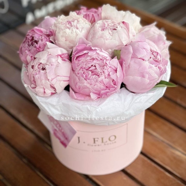 Цилиндр с пионами "Лилу" в Нижнем Новгороде