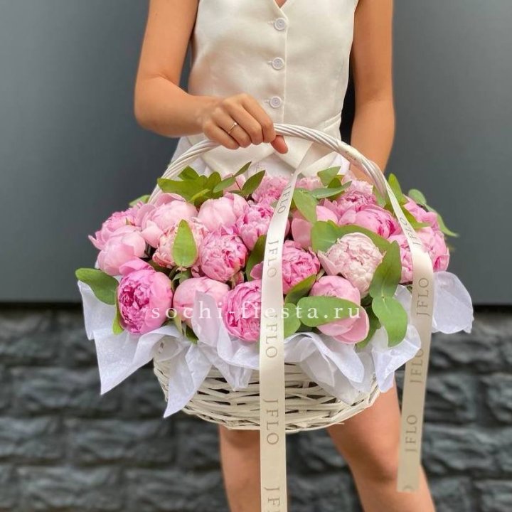 29 пионов в корзине в Нижнем Новгороде