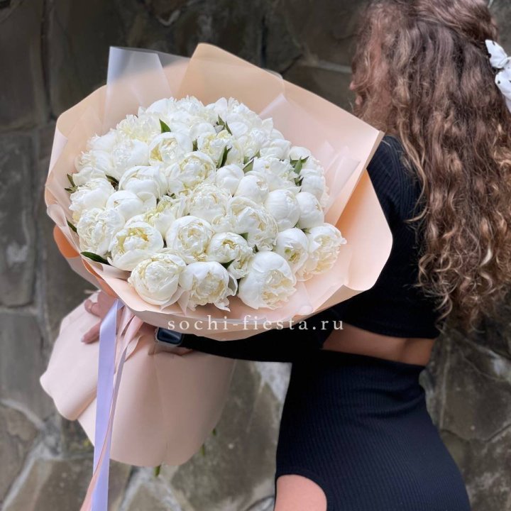 35 белых пион в Нижнем Новгороде