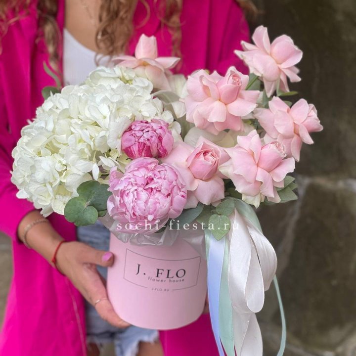 Цилиндр с пионами "Алисия" в Нижнем Новгороде