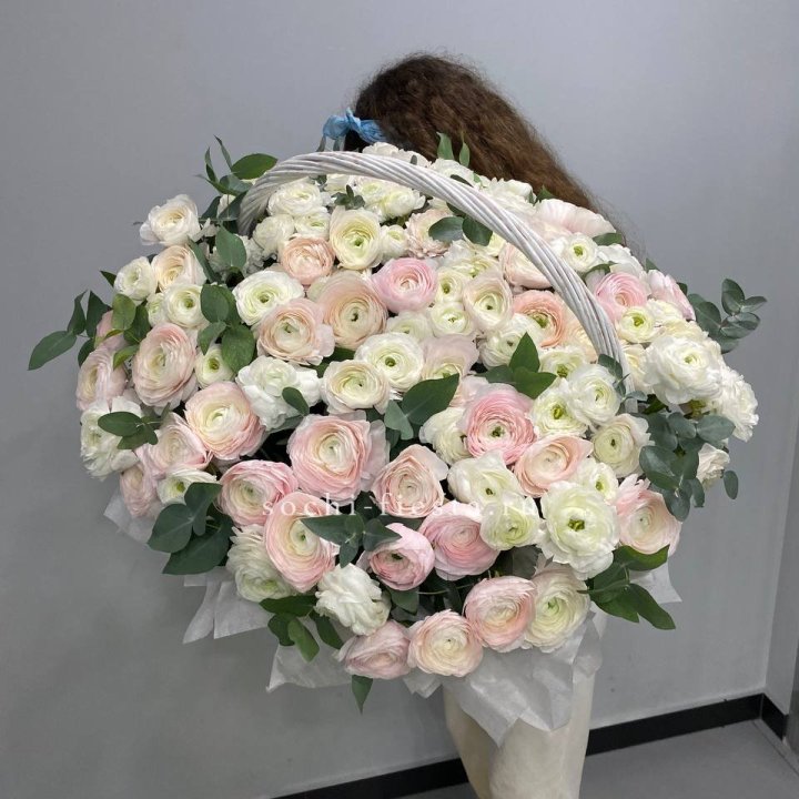 Ранункулюсы в корзине в Нижнем Новгороде