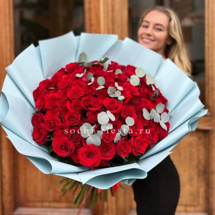 101 красная роза с эвкалиптом в Нижнем Новгороде