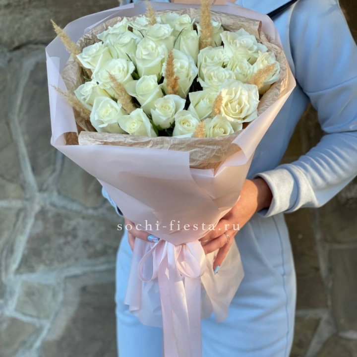 25 белых роз с сухоцветами в Нижнем Новгороде