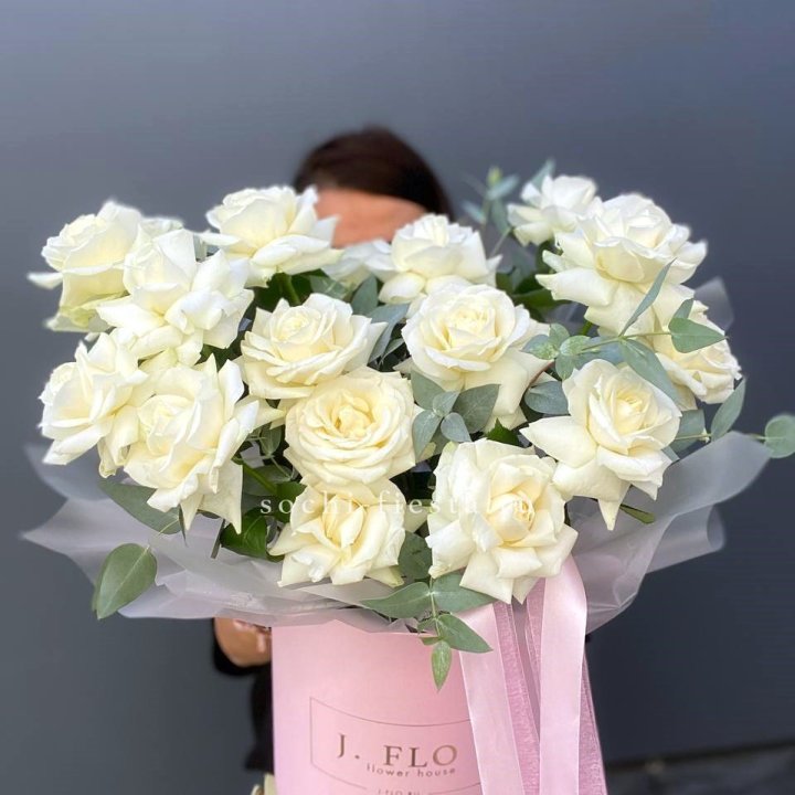 17 Французских белых роз в боксе в Нижнем Новгороде