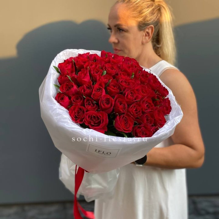 51 роза мадам ред в нежном оформлении с доставкой в Нижнем Новгороде