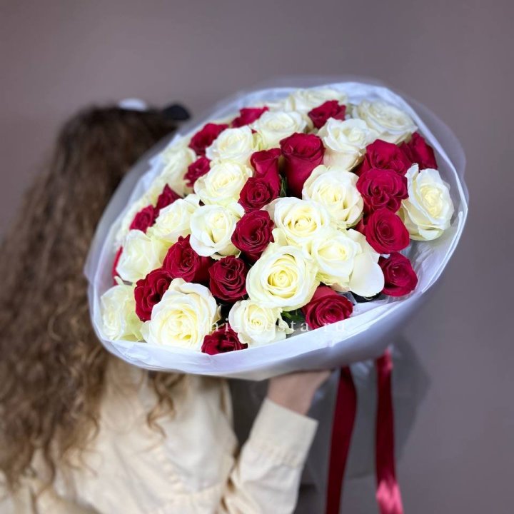 Букет из красных белых 45 роз в Нижнем Новгороде