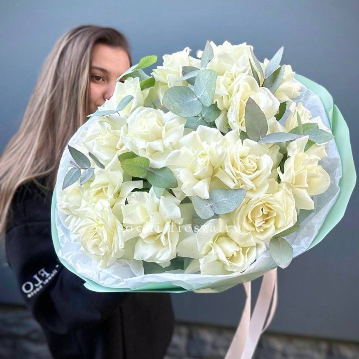 19 Белых французских роз "Ноте бьянке" в Нижнем Новгороде