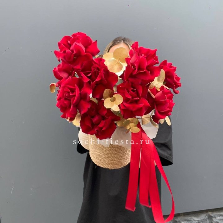 Красные французские розы в джутовом кашпо в Нижнем Новгороде