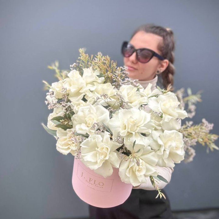 17 Французских белых роз в коробке Афина в Нижнем Новгороде