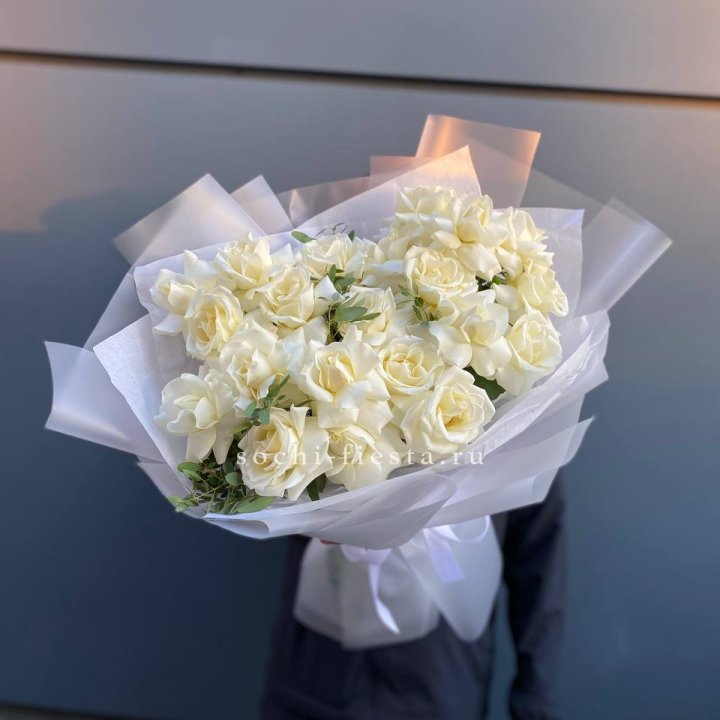 Пышный букет из белых роз в Нижнем Новгороде