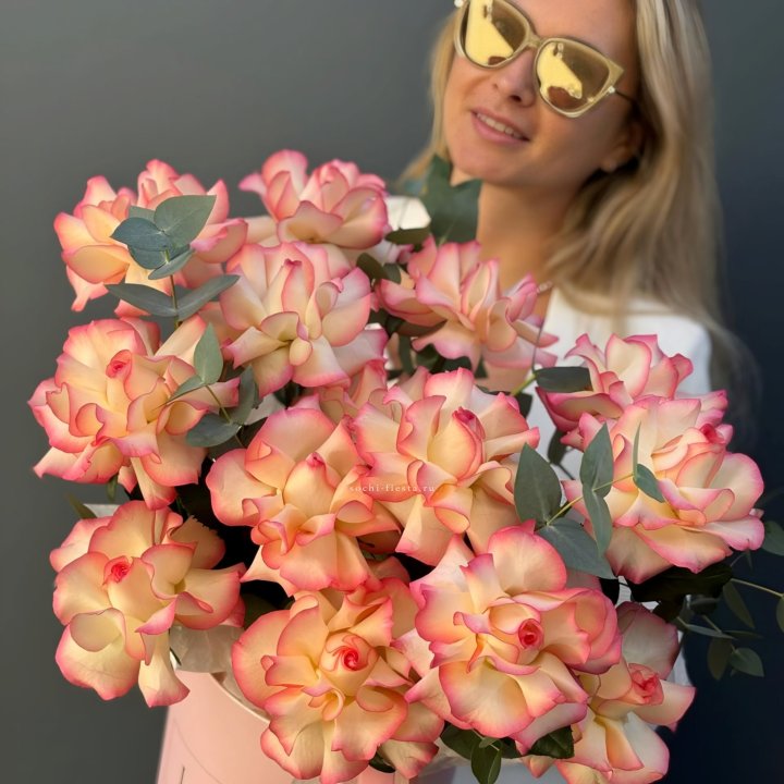 15 французских  роз Джумилия в боксе с доставкой в Нижнем Новгороде