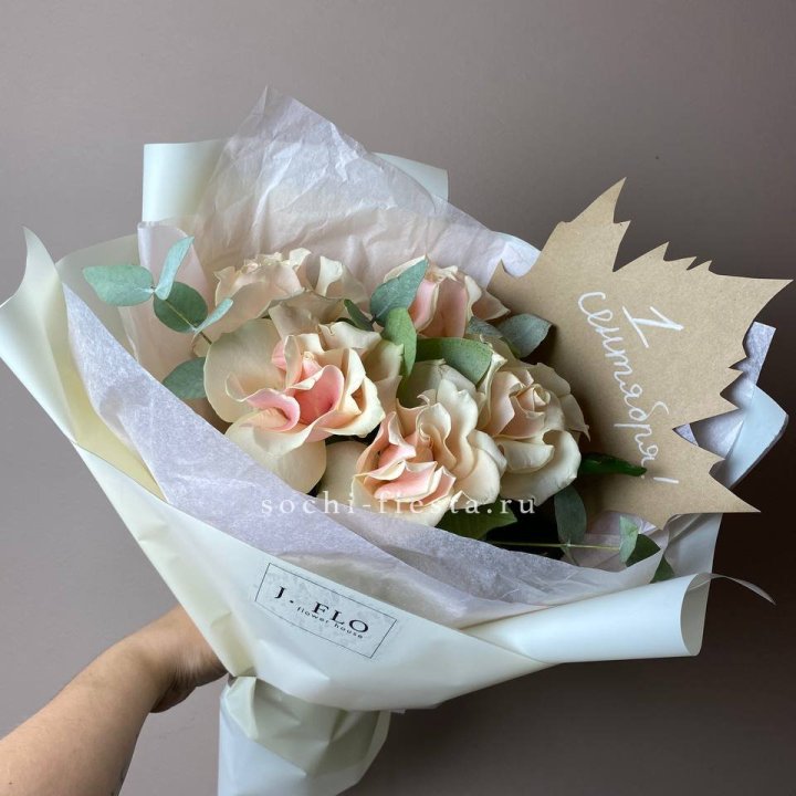 Букет кремовых роз к дню знаний в Нижнем Новгороде