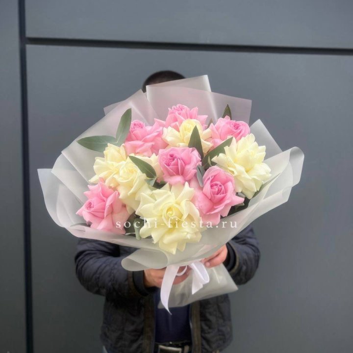 11 бело-розовых роз с доставкой в Нижнем Новгороде