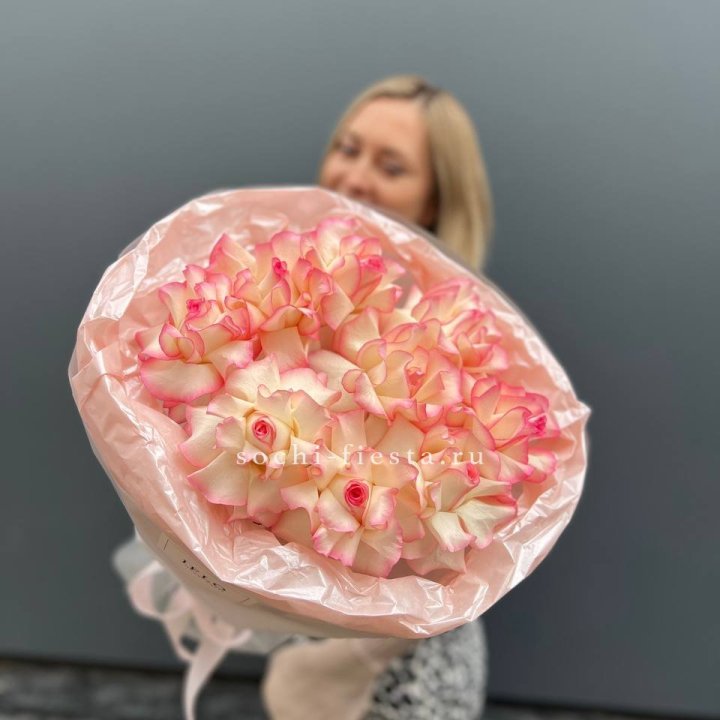 9 французских роз Джумилия в нежном оформлении в Нижнем Новгороде