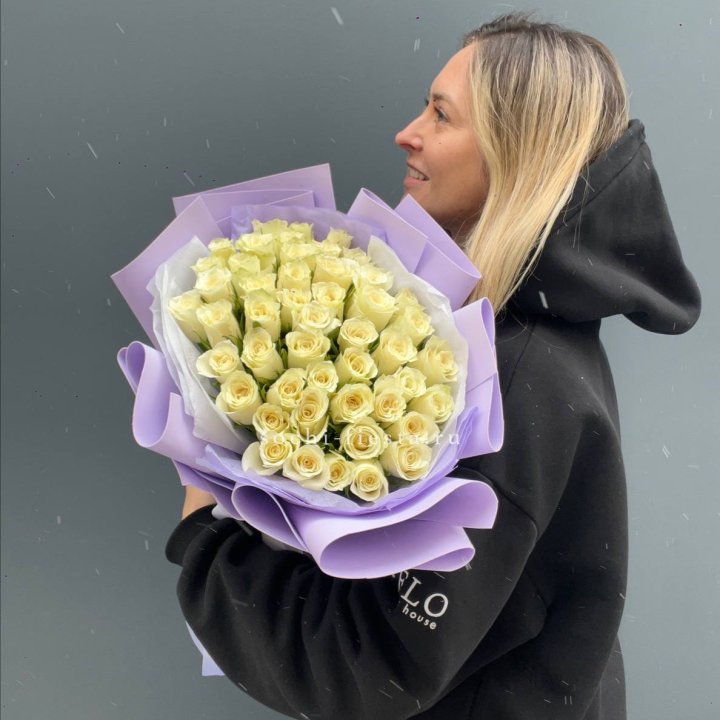 51 белая кенийская роза в оформлении в Нижнем Новгороде