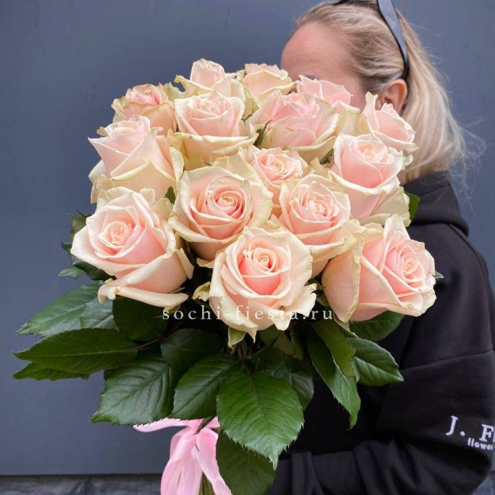 15  кремовых высоких роз с доставкой в Нижнем Новгороде
