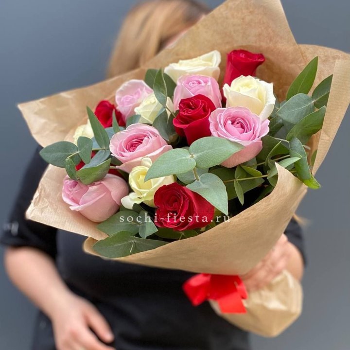 Букет из 15 роз с эвкалиптом в Нижнем Новгороде
