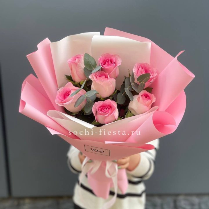 7 роз с эвкалиптом в Нижнем Новгороде