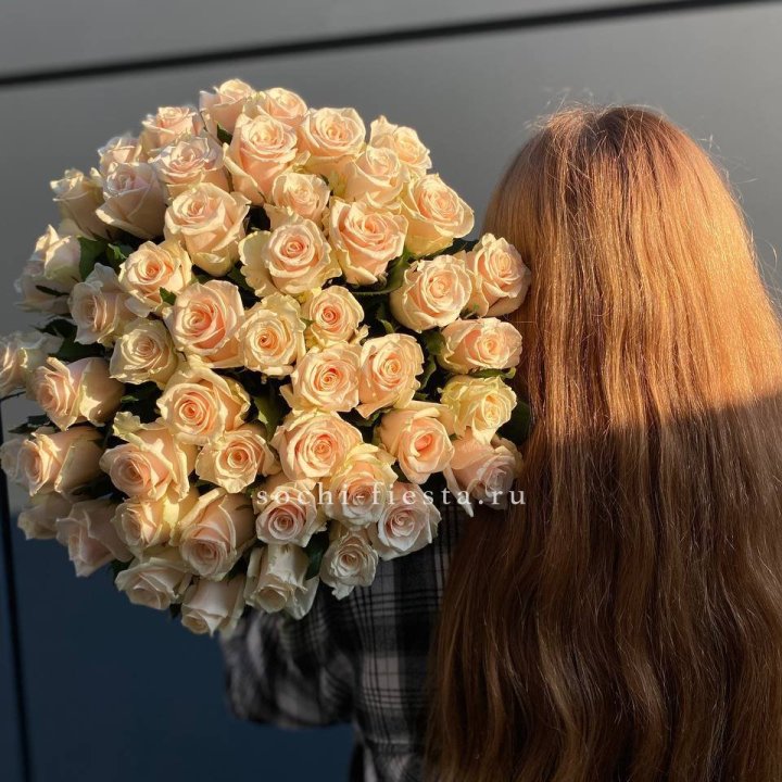 Охапка кремовых роз в Нижнем Новгороде