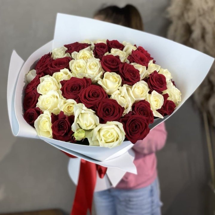 51 красная и белая роза в Нижнем Новгороде