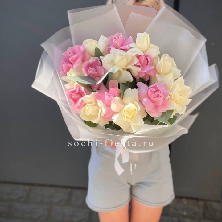 15 бело-розовых роз в Нижнем Новгороде