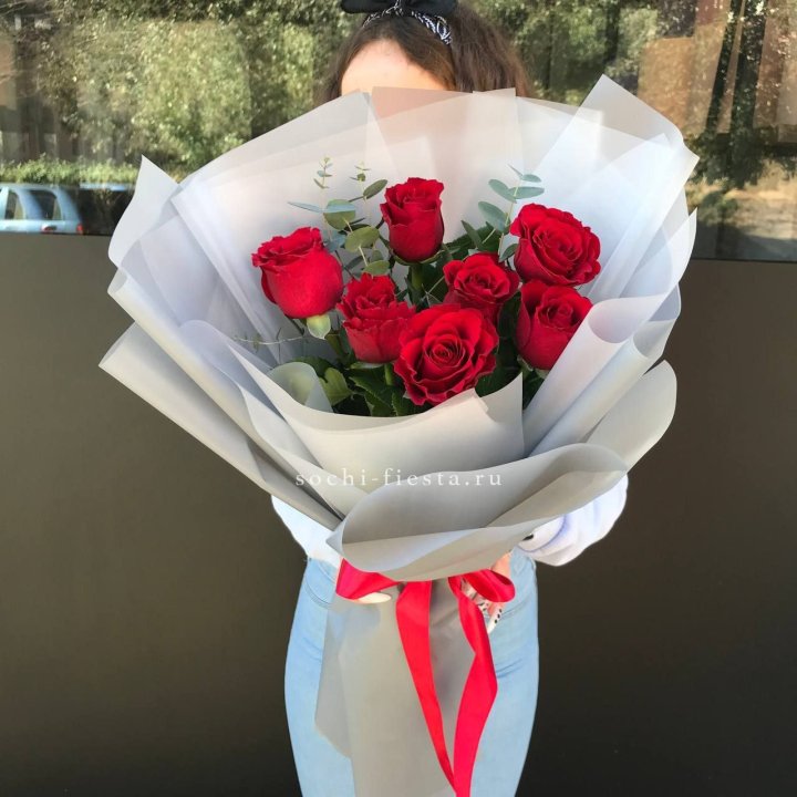 7 красных роз с эвкалиптом  в Нижнем Новгороде