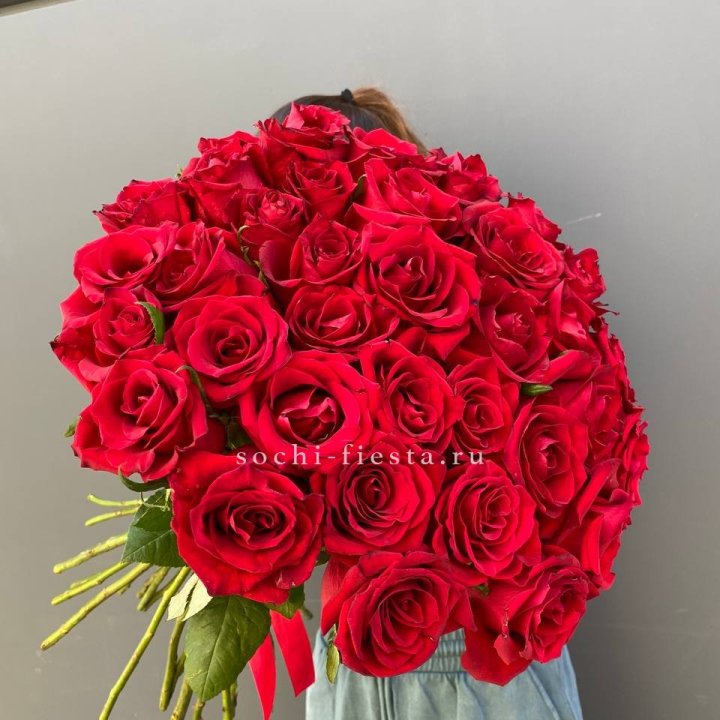 35 красных роз под ленту с доставкой в Нижнем Новгороде