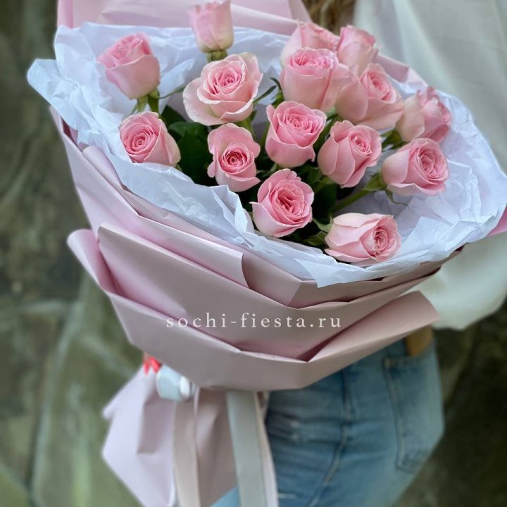Розовые розы в авторском оформлении с доставкой в Нижнем Новгороде