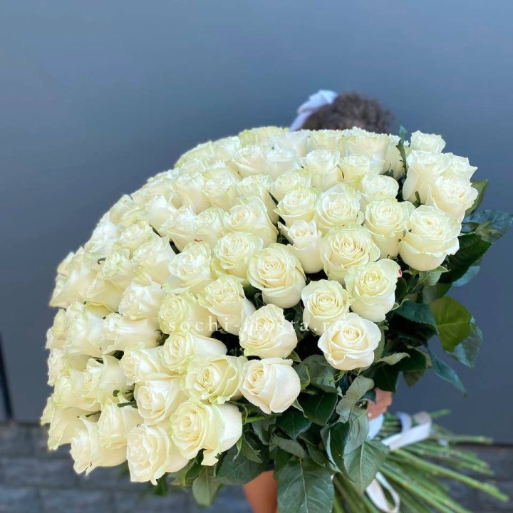 101 белая высокая роза в Нижнем Новгороде
