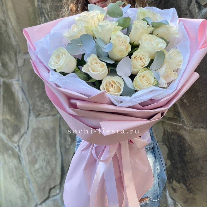 Белые розы в авторском оформлении с доставкой в Нижнем Новгороде