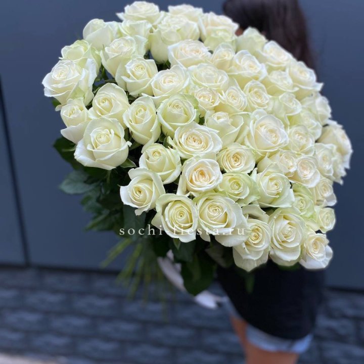 51 белоснежная высокая роза с доставкой в Нижнем Новгороде