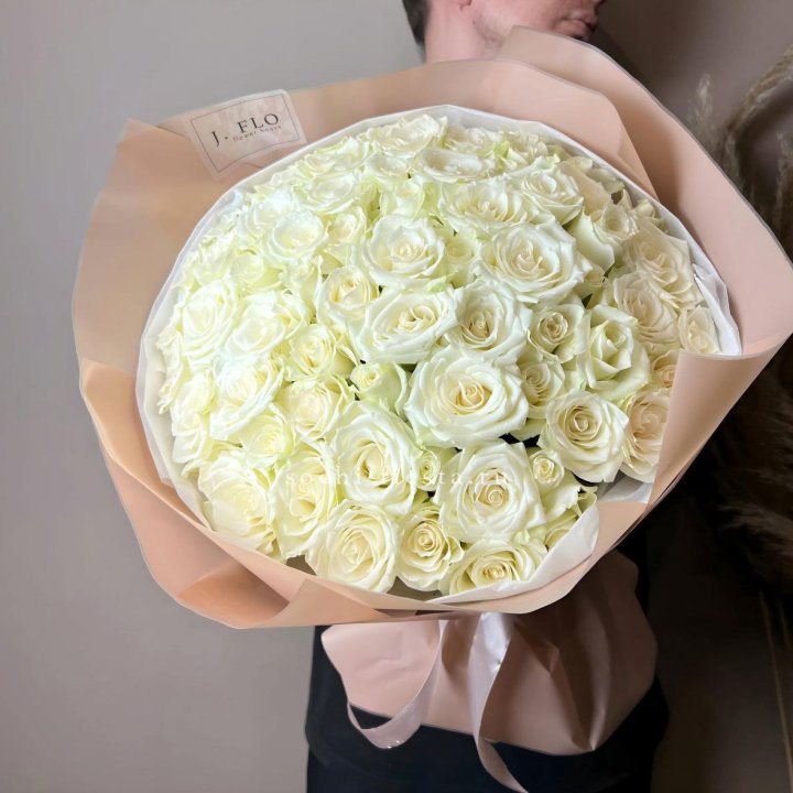 51 белая  роза в оформлении в Нижнем Новгороде